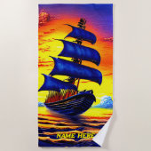 名前を追加、スタイル化された青い海賊帆船サンセット ビーチタオル (正面)