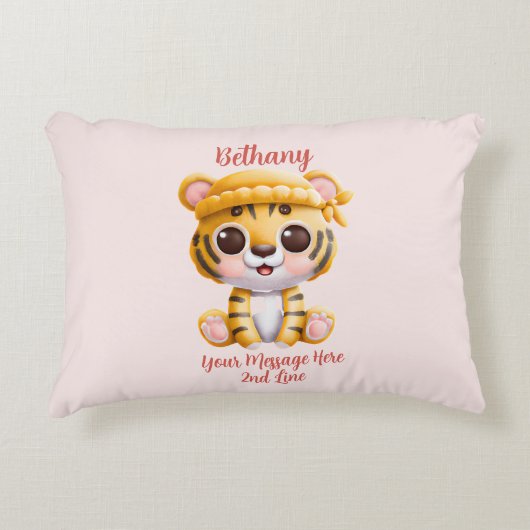 名前を追加 テキスト、帽子をかぶったベイビータイガー ピンクのベイビー アクセントクッション (正面)