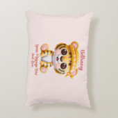名前を追加 テキスト、帽子をかぶったベイビータイガー ピンクのベイビー アクセントクッション (裏面(縦))