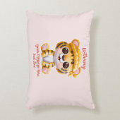 名前を追加 テキスト、帽子をかぶったベイビータイガー ピンクのベイビー アクセントクッション (正面(垂直))