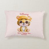 名前を追加 テキスト、帽子をかぶったベイビータイガー ピンクのベイビー アクセントクッション (裏面)