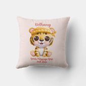 名前を追加 テキスト、帽子をかぶったベイビータイガー ピンクの赤ちゃん クッション (裏面)