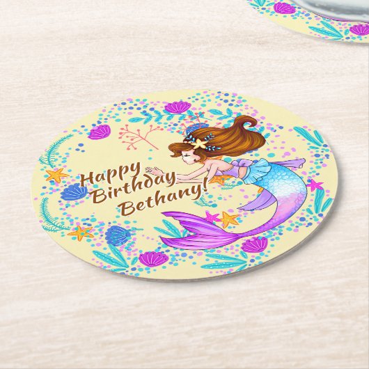 名前を追加Brown Hair Mermaid Mauve on Creamパーティー ラウンドペーパーコースター (アングル)