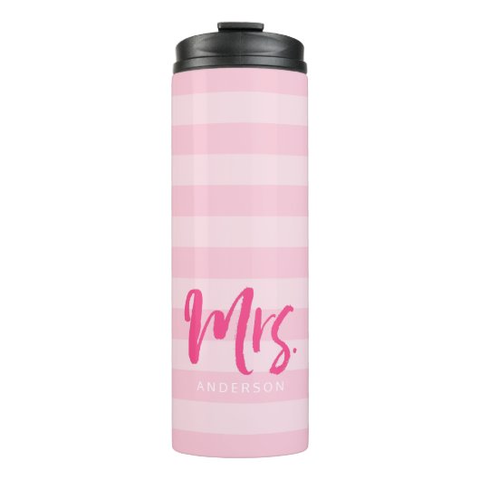 名前をMrs Pink 名門私立校風の ストライプ Personalizeに変更 タンブラー (正面)