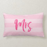 名前をMrs Pink 名門私立校風の ストライプ Personalizeに変更 ランバークッション<br><div class="desc">ピンク色の絵柄の背景にピンク色の筆で「ミセス」名門私立校風のを描ストライプいた枕。新素晴らしし結婚い記念日 

プレースホルダの置き換えにより、カスタマイズ文字を使用します。フォントの変更やサイズの変更など、その他のオプションを表示するには、「クリックカスタマイズit」ボタンをクリックします。 

*ズームプレビューに表示されるZazzle Watermarkは、最終印刷製品には表示されないことに注意してください。 

©ローズウッド&シトラス</div>