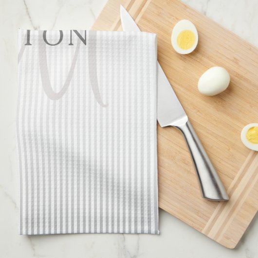 名前エレガントモノグラムと薄い灰色のグラデーションストライプ キッチンタオル (四つ折り)