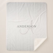 名前エレガントモノグラムと薄い灰色のグラデーションストライプ シェルパブランケット (正面)