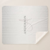 名前エレガントモノグラムと薄い灰色のグラデーションストライプ シェルパブランケット (正面(横))