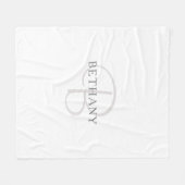 名前エレガントモノグラム |白とグレー フリースブランケット (正面(横))