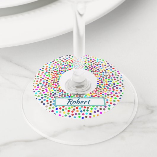 名前カラフル襟の付いたドット ワイングラスタグ (クローズアップ)