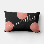 名前スクリプトバラ金ゴールドブラックウォーター色水玉模様 ランバークッション (裏面)