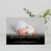 名前スクリプト金ゴールド写真ベビーの誕生発表 箔招待状 (立ち正面)