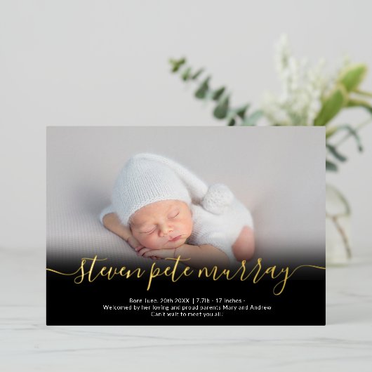名前スクリプト金ゴールド写真ベビーの誕生発表 箔招待状 (立ち正面)