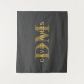 名前スタイリッシュとモノグラム | 金ゴールドとダークグレー タペストリー (正面)