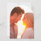 名前スタイリッシュフォトアーチ結婚式の日付を保存 招待状 (裏面)