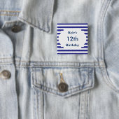 名前ストライプのと年齢の付いた誕生日ピン 缶バッジ (インサイチュ)