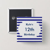 名前ストライプのと年齢の付いた誕生日ピン 缶バッジ (正面&裏面)