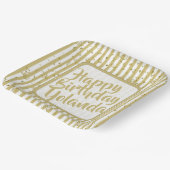 名前ハッピーバースデー金ゴールド白ストライプ文字パターン ペーパープレート (傾斜あり)