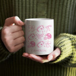 名前パーソナライズされたかわいいサッカーコケットボーピンク コーヒーマグカップ<br><div class="desc">この愛らしいサッカーカスタムをテーマにしたマグカップでタッチダウン！スポーツ好きの女の子に最適な、このパーソナライズされたマグカップよくはしゃぐ、手で描いたフットボール、ヘルメット、おもしろいと弓を組み合わフェミニンせ、ひねり。白い背景の柔らかいピンクのデザインは、スポーティな雰囲気と可愛い美意識をブレンドすることを楽しむ人のための理想的な贈り物である。このマグカップはパーソナライズされた名前を付け、誕生日やチーム素晴らしお祝いのカスタムやサッカー愛好家のための特別な記念品として作ることができる。朝のコーヒーやホットココアに使われたり、飾り物として飾られたりするにしても、このマグカップはどんなスポーツファンにもスマイルをもたらしてくれるだろう。</div>