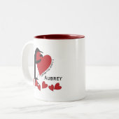 名前パーソナライズされたかわいいペおもしろいンギンと赤いハート ツートーンマグカップ (正面左)