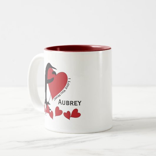 名前パーソナライズされたかわいいペおもしろいンギンと赤いハート ツートーンマグカップ (正面左)