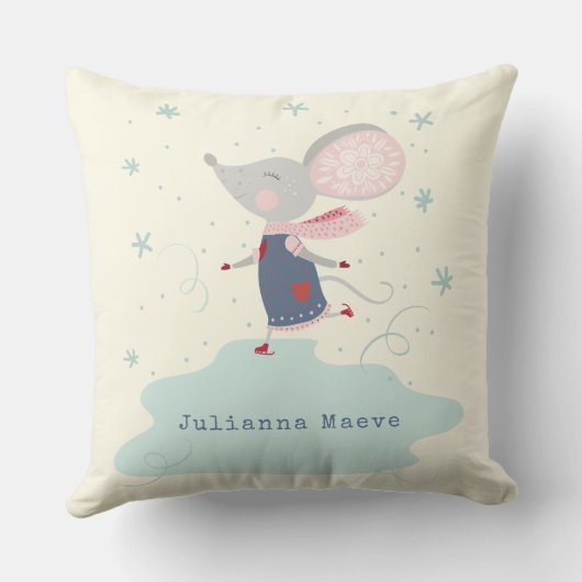 名前パーソナライズされたかわいいマウスアイススケートで滑る冬 クッション (裏面)