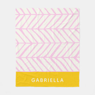 名前パーソナライズされたはっきりしたピンク黄色の山形の線 フリースブランケット