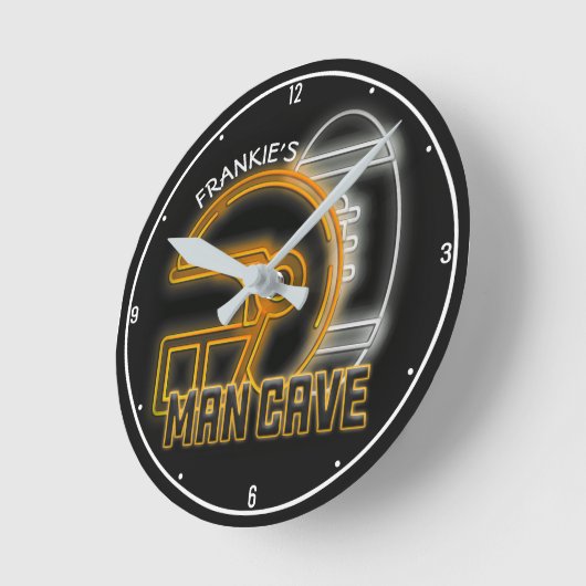 名前パーソナライズされたアメリカンフットボールのチーム男の洞窟 ラウンド壁時計 (傾斜)