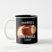 名前パーソナライズされたアメリカンフットボールの炎スポーツ ツートーンマグカップ (左)