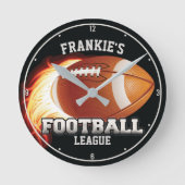 名前パーソナライズされたアメリカンフットボールの炎スポーツ ラウンド壁時計 (正面)