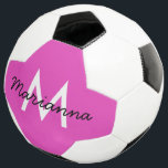 名前パーソナライズされたイニシャルブガーリーライトピンク サッカーボール<br><div class="desc">本当に明るいネオンパーソナライズされたピンクのサッカーボールと印刷された名前とカスタムイニシャルとスポーティなスクリプガーリートのフォントとブモダンロック文字とカジュアル一緒に。サッカーカスタムボールは、スポーティな10代の若者や子供たちが自宅やグループの練習で練習するためのおもしろいギフトアイディアであ失ったり、ボールが他の誰かと混同されることがない。</div>