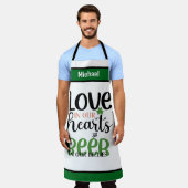 名前パーソナライズされたエプロン、愛のハートビール エプロン (着用した状態)