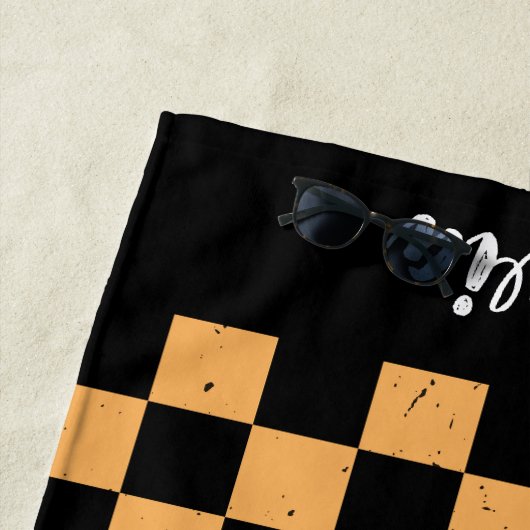 名前パーソナライズされたオレンジと黒のパタ市松模様にーン ビーチタオル (インサイチュ)