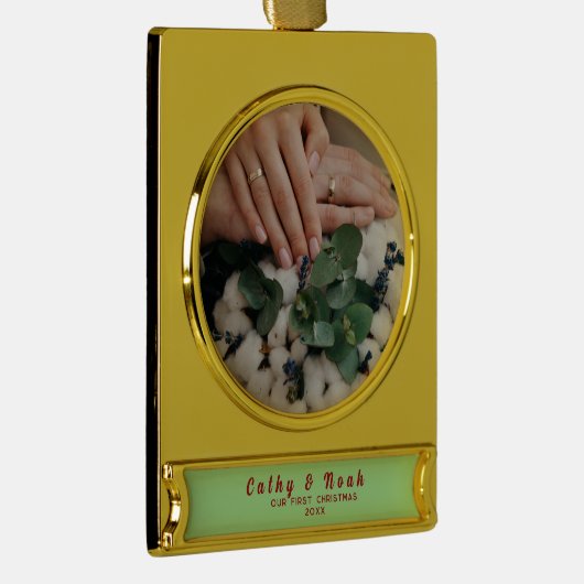 名前パーソナライズされたカップルの初めてのクリスマス ゴールドプレートバナーオーナメント (右)