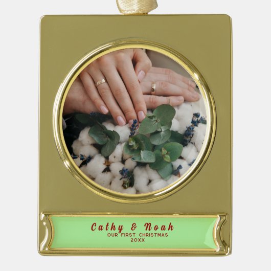 名前パーソナライズされたカップルの初めてのクリスマス ゴールドプレートバナーオーナメント (正面)