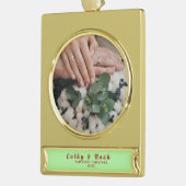 名前パーソナライズされたカップルの初めてのクリスマス ゴールドプレートバナーオーナメント (左)