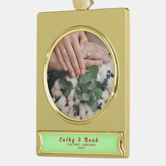 名前パーソナライズされたカップルの初めてのクリスマス ゴールドプレートバナーオーナメント (左)