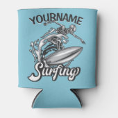 名前パーソナライズされたサーファービッグウェーブスケルトンサーフィン 缶クーラー (正面)