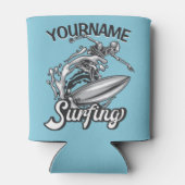 名前パーソナライズされたサーファービッグウェーブスケルトンサーフィン 缶クーラー (裏面)