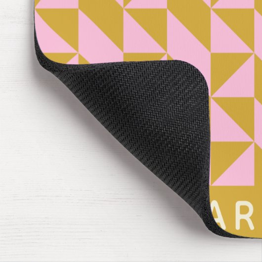 名前パーソナライズされたジオメトリックモダンピンクイエロー マウスパッド (コーナー)