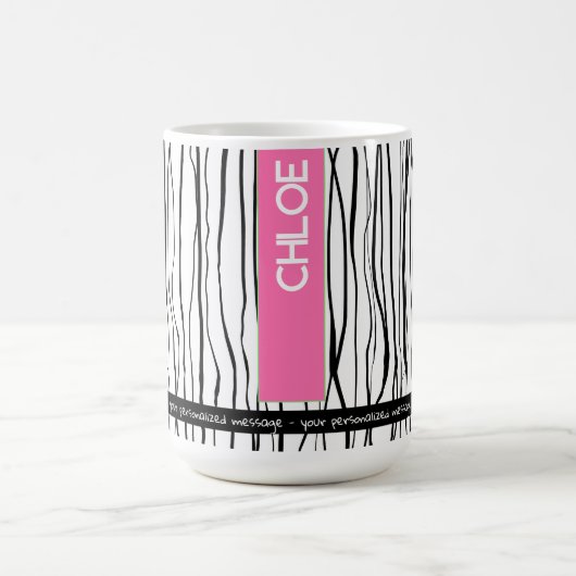 名前パーソナライズされたピンクと黒モダン コーヒーマグカップ (中央)