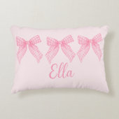 名前パーソナライズされたピンクジンガムコケット弓ピロー アクセントクッション (正面)