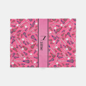 名前パーソナライズされたピンクラクロスパターン フリースブランケット (正面(横))