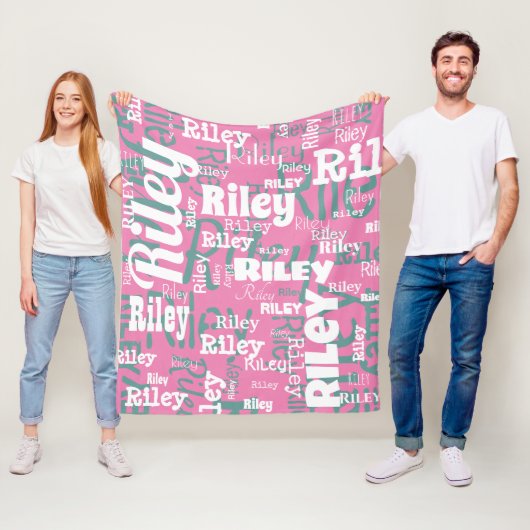 名前パーソナライズされたピンク白リピートタイポグラフィ フリースブランケット (インサイチュ)