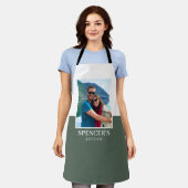 名前パーソナライズされたフォトグレイモダングリーン エプロン (着用した状態)