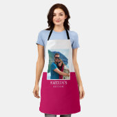 名前パーソナライズされたフォトピンク白モダン エプロン (着用した状態)