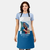 名前パーソナライズされたフォトブルー白モダン エプロン (着用した状態)