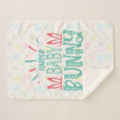 名前パーソナライズされたベビーバニーバタフライイースターエッグ シェルパブランケット (正面(横))