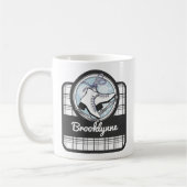 名前パーソナライズされたモダンタータンチェック氷スケートで滑る コーヒーマグカップ (左)