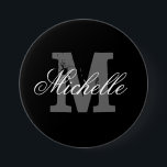 名前パーソナライズされたモノグラムのボタン |上品な黒 缶バッジ<br><div class="desc">名前パーソナライズされたモノグラムのウェディングボタン |上品な白黒。花嫁スタイリッシュのための可愛いデザイン、花嫁、メイド・オブ・オーナー（花嫁付き添い人）、花の女の子、ゲスト、シックなバチェロレッテ/ブライダルシャワー、結婚披露宴で家族。モノグラムのイニシャル文字付きエレガントタイポグラフィ。数量を変更して安いバルク価格を取得する。自分の名前をカスタムするバッジを作れ。</div>